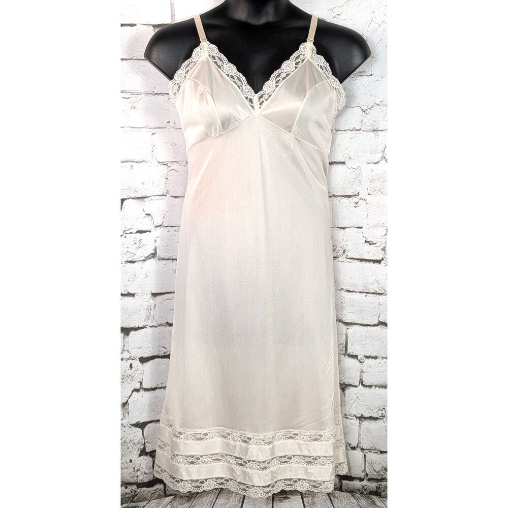 VINTAGE MOVIE STAR Shiny Stretch Satin Nylon Lace Slip Glamour Feminine Size 44